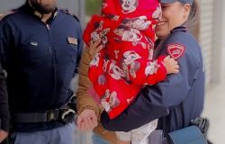 Roma, corsa contro il tempo, la Polizia apre la strada e scorta l'auto dei genitori fino al Policlinico, salvata bimba di 14 mesi Roma, corsa contro il tempo, la Polizia apre la strada e scorta l'auto dei genitori fino al Policlinico, salvata bimba di 14 mesi