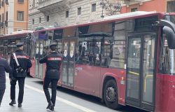 Roma, caccia ai borseggiatori sui mezzi pubblici, retata di arresti, 11 in manette Roma, caccia ai borseggiatori sui mezzi pubblici, retata di arresti, 11 in manette