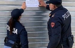 Roma Ponte Milvio, supermercato di giorno e distributore di alcolici la sera, chiuso minimarket Roma Ponte Milvio, supermercato di giorno e distributore di alcolici la sera, chiuso minimarket