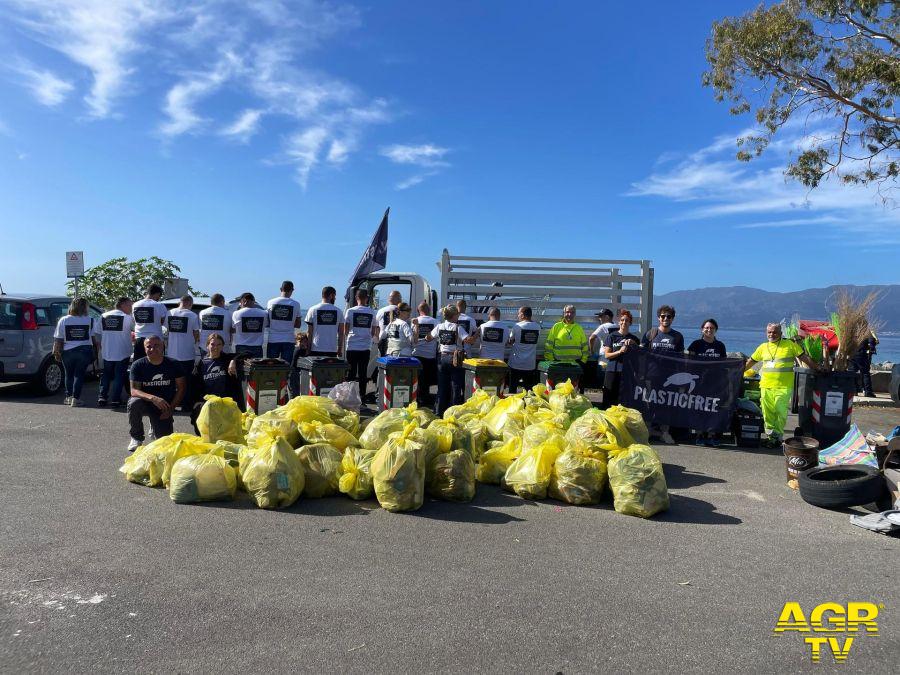 Plastic Free la raccolta dei volontari e detenuti (foto plastic free) Plastic Free la raccolta dei volontari e detenuti (foto plastic free)