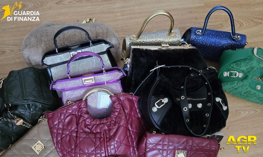 GdiF Firenze: sequestrate oltre 3.200 borse di lusso contraffatte GdiF Firenze: sequestrate oltre 3.200 borse di lusso contraffatte