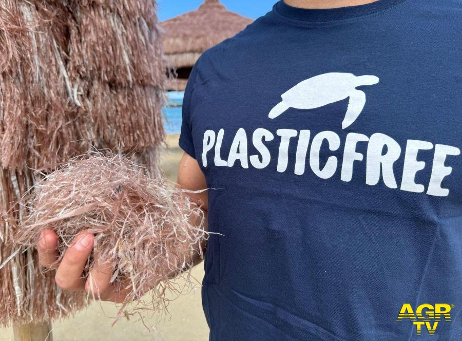 ombrelloni rafia sintetica foto da comunicato stampa