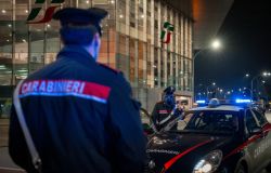 Roma, i Carabinieri sventano una rapina, bloccato straniero che minacciava con un coccio di bottiglia un giovane Roma, i Carabinieri sventano una rapina, bloccato straniero che minacciava con un coccio di bottiglia un giovane