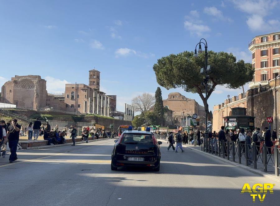 Carabinieri intervenuti su via dei Fori Imperiali Carabinieri intervenuti su via dei Fori Imperiali