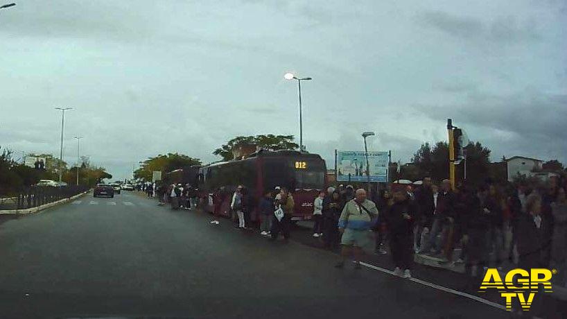 Roma-Lido ferma per guasto elettrico: Passeggeri in strada Roma-Lido ferma per guasto elettrico: Passeggeri in strada