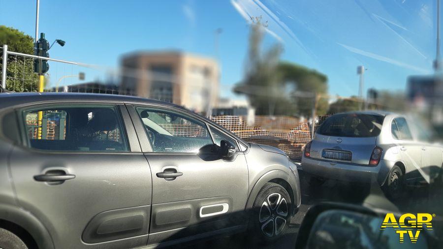 Via Ostiense - Traffico paralizzato, pendolari esasperati Via Ostiense - Traffico paralizzato, pendolari esasperati