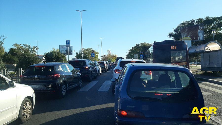 Via Ostiense - Traffico paralizzato, pendolari esasperati Via Ostiense - Traffico paralizzato, pendolari esasperati