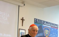 Il cardinale Matteo Maria Zuppi in visita alla Polizia postale