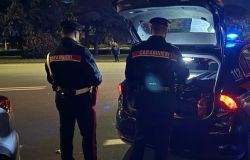 Monopattino pirata investe una donna che cade e viene derubata del cellulare, denunciato algerino