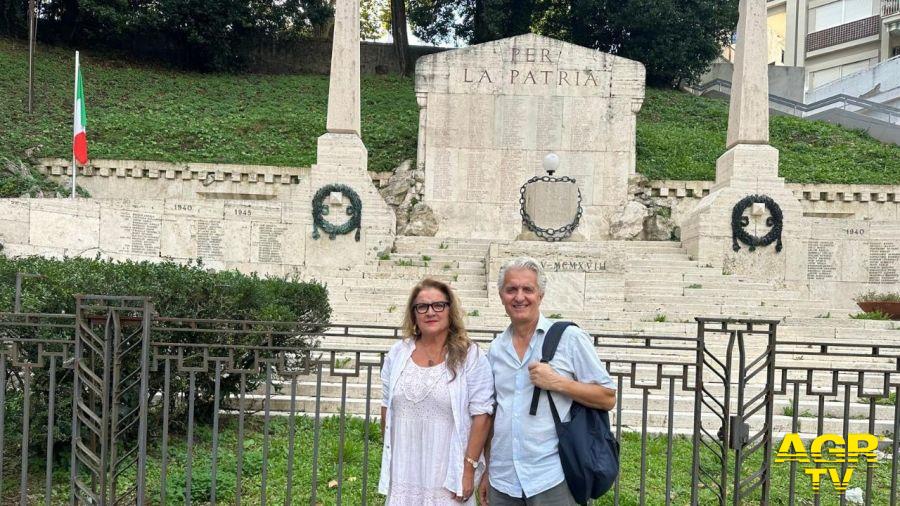 Marisa Di Tullio e Fabio Taddei presso il monumento ai Caduti