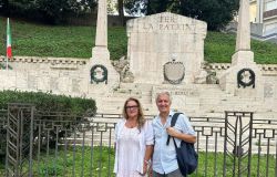 Marisa Di Tullio e Fabio Taddei presso il monumento ai Caduti