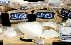 Roma, sequestrati oltre 36 kg. di cocaina in un laboratorio di spaccio a conduzione famigliare, arrestati padre e figlio