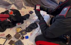 Carabinieri oggetti d'oro recuperati durante il sequestro in_via_Giulioli