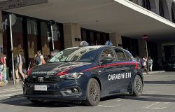 Roma Termini, arrestato scippatore 39enne, i Carabinieri intervenuti affrontati con un bastone, ferito un militare
