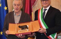 Roma, il sindaco Roberto Gualtieri consegna a Robert De Niro la Lupa Capitolina