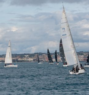 Vela, Campionato Invernale di Riva di Traiano, inizio spettacolare e grande partecipazione Vela, Campionato Invernale di Riva di Traiano, inizio spettacolare e grande partecipazione