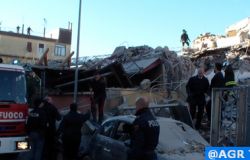 Acilia, crolla una palazzina di due piani
