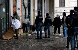 Roma, task force della polizia, dal Viminale all'Esquilino, arresti e denunce