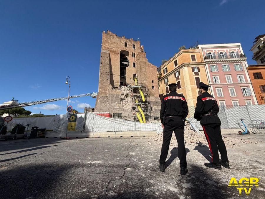 Carabinieri la Torre dei Conti dopo il crollo Carabinieri intervenuti Carabinieri la Torre dei Conti dopo il crollo Carabinieri intervenuti