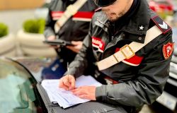 Roma, ragazzino alla guida non si ferma all'alt dei Carabinieri e tenta la fuga provocando un incidente