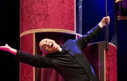 La cerimonia del massaggio di Alan Bennet con Gianluca Ferrato al teatro Villa Lazzaroni dal 21 al 23  novembre