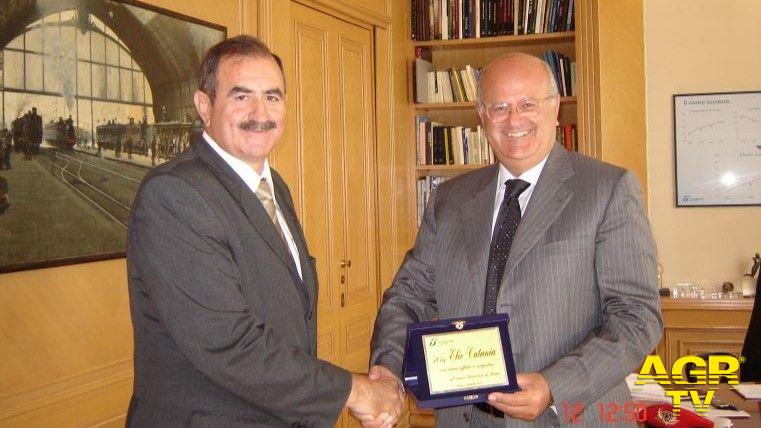 Giuseppe Scrofani saluta l’Ing. Elio CATANIA che termina il suo mandato di amministratore del Gruppo Ferrovie dell Stato 7 Settembre 2006 Giuseppe Scrofani saluta l’Ing. Elio CATANIA che termina il suo mandato di amministratore del Gruppo Ferrovie dell Stato 7 Settembre 2006