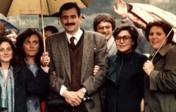 Giuseppe Scrofani Istruttore presso la Scuola professionale del compartimento di Roma con gli allievi 1982