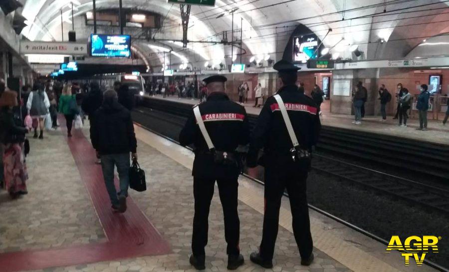 Carabinieri arresti borseggiatori sulla metro A Carabinieri arresti borseggiatori sulla metro A