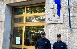 Roma, mamma e figlia per sfuggire ad un incendio si rifugiano sul cornicione, terrorizzate vengono salvate da due agenti