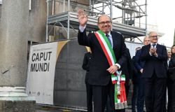 Roma, Carlo Verdone sindaco per un giorno...odontoiatria e psicologia a Tor Bella Monaca, valorizzazione delle librerie