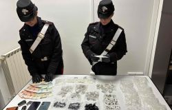 Anzio, fermati dai Carabinieri tentano di disfarsi della droga, in manette un uomo di 39anni ed una donna 25enne