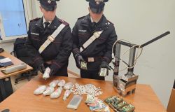 Fonte Nuova e Capena, due arresti per spaccio, sequestrati 2 kg. di droga (hashish e cocaina) e 6 mila euro in contanti