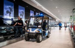 Aeroporto di Fiumicino, con un cacciavite semina il panico, immobilizzato rapinatore da due agenti dopo una collutazione