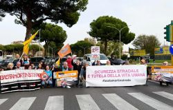 Giornata Mondiale Vittime della Strada sit in sulla Colombo foto da comunicato stampa