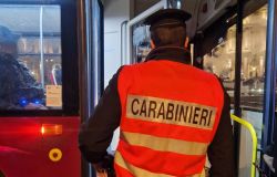 Roma, bus notturno sospende il servizio per i danni riportati dal lancio di una grosso sasso, denunciato  32enne del Ghana