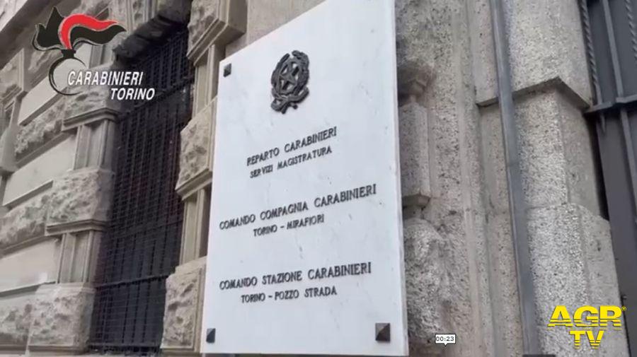 Torino: Due minori ai domiciliari per rapine violente in strada