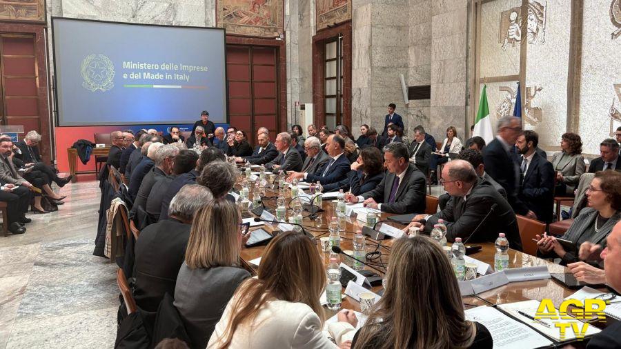 Incontro a Palazzo Piacentini tra il Ministro Urso, le associazioni d’impresa e i Ministri Giorgetti e Foti