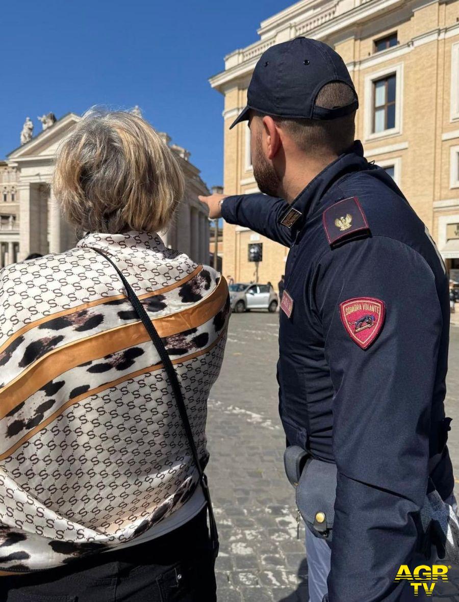 Polizia agenti vicino agli anziani contro le truffe