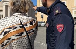 Polizia agenti vicino agli anziani contro le truffe
