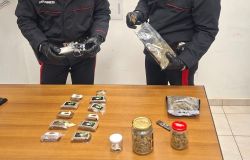 Castel Madama, minaccia di morte una barista, i Carabinieri lo perquisiscono e trovano 1 kg. di droga e parti di un fucile