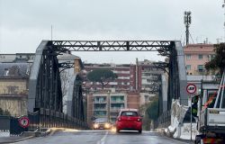 auto in transito ponte dell'industria