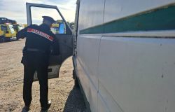 Lanuvio, nomadi a spasso nella notte con un furgone ben attrezzato per lo scasso