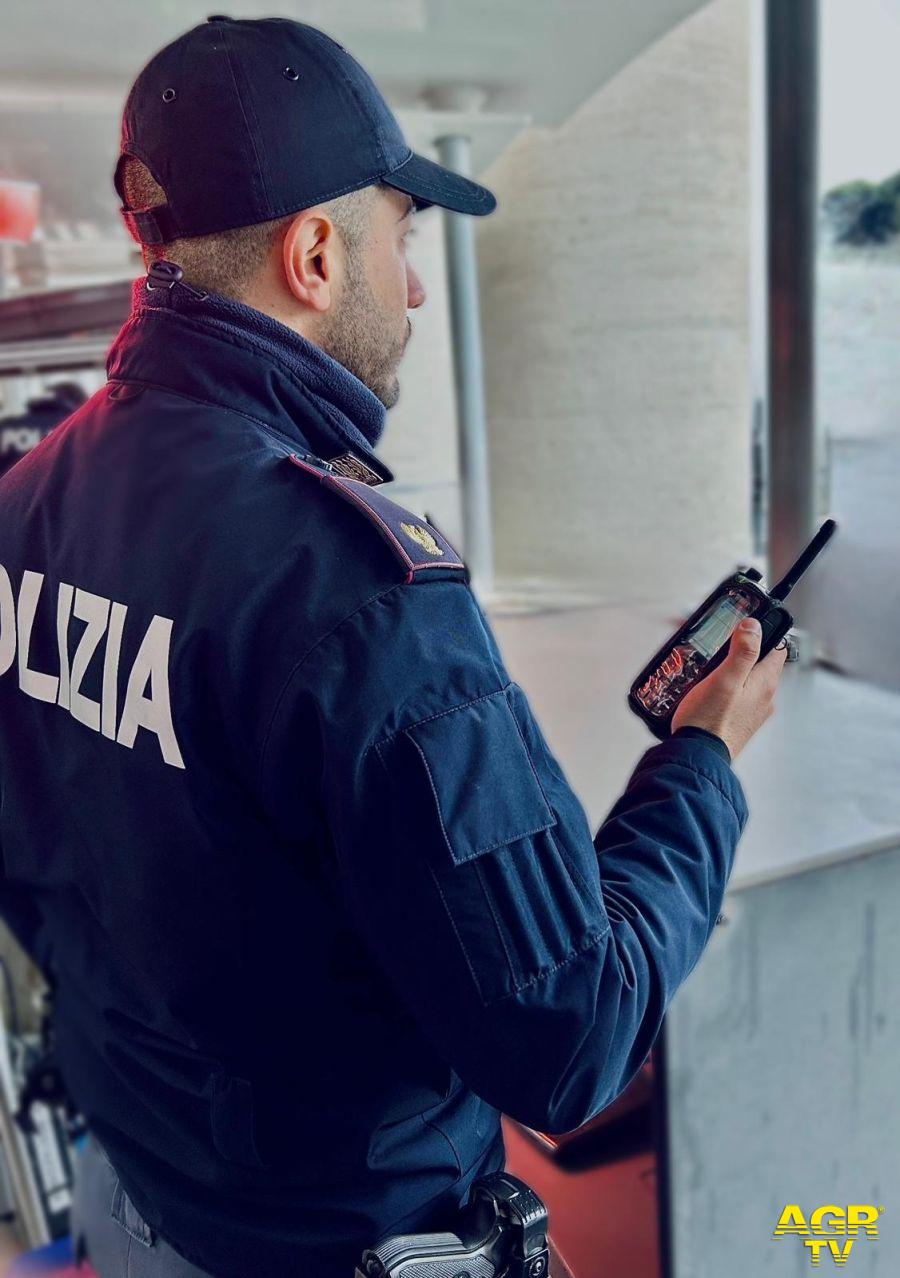 Polizia gli agenti che lo seguivano in contatto radio Polizia gli agenti che lo seguivano in contatto radio