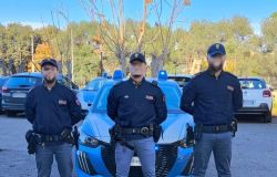 Roma Torpignattara, agenti salvano un uomo che minacciava di gettarsi dal tetto ed un gatto..nell'incendio di un appartamento