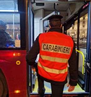 (AGR) Roma, donna-Carabiniere fuori servizio sventa il borseggio di una straniera sul bus (AGR) Roma, donna-Carabiniere fuori servizio sventa il borseggio di una straniera sul bus