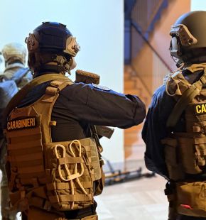 (AGR) Roma, maxi blitz dei Carabinieri, smantellata banda criminale,14 arresti per tentato omicidio, traffico di droga ed estorsione (AGR) Roma, maxi blitz dei Carabinieri, smantellata banda criminale,14 arresti per tentato omicidio, traffico di droga ed estorsione