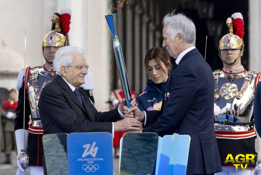 Il presidente di Milano-Cortina offre la fiaccola al presidente Mattarella Il presidente di Milano-Cortina offre la fiaccola al presidente Mattarella