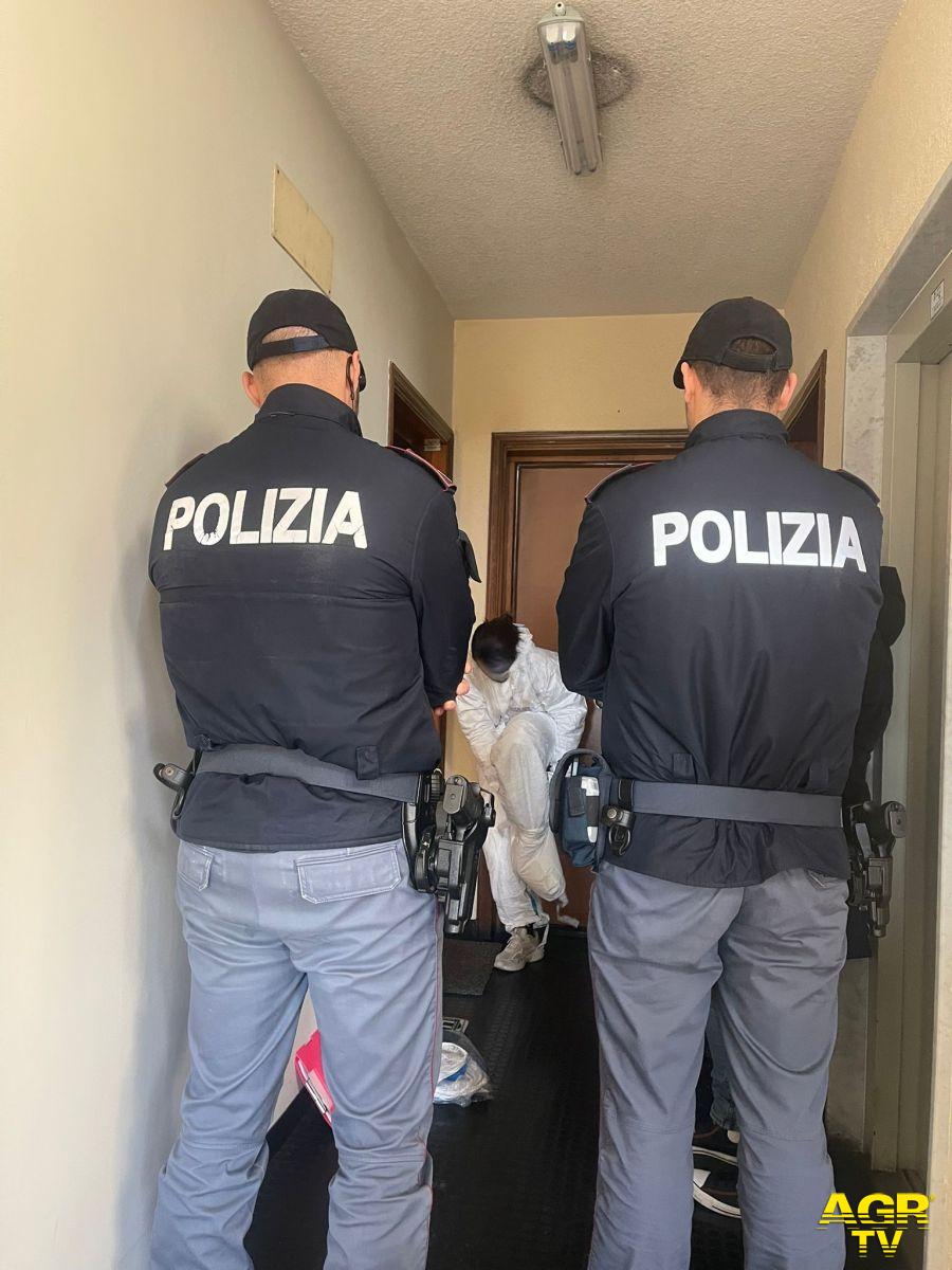 Polizia i rilievi della scientifica Polizia i rilievi della scientifica