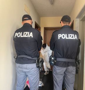 (AGR) Acilia, uccide la nonna a martellate e ferisce il compagno della madre, 30enne fermato dopo la fuga sulla Metromare (AGR) Acilia, uccide la nonna a martellate e ferisce il compagno della madre, 30enne fermato dopo la fuga sulla Metromare