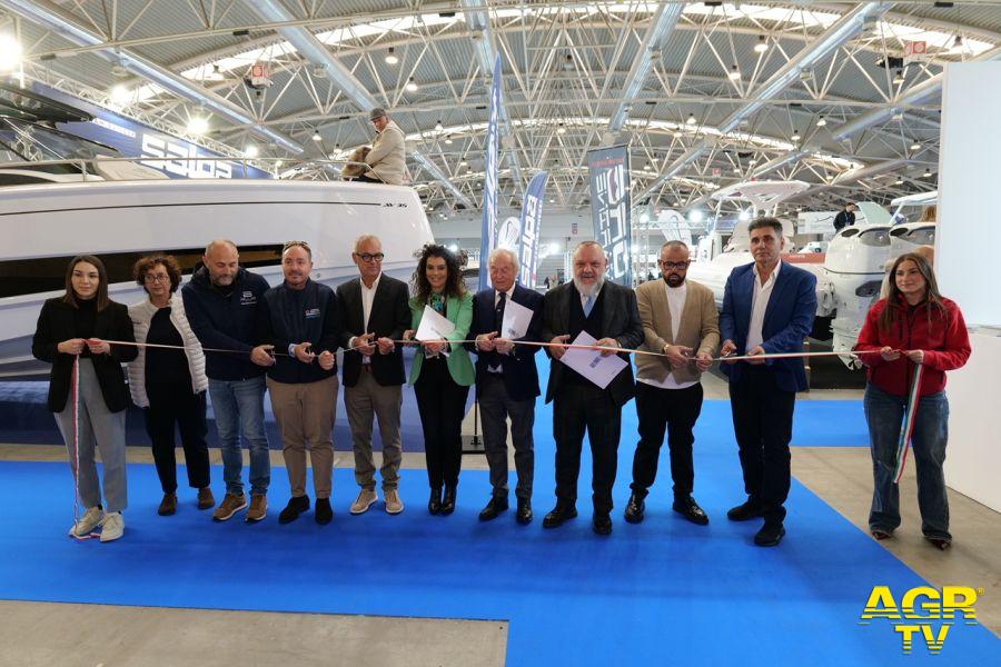 al centro Gennaro Amato (Pres. Afina), a sx Gerarda Rondinelli (Exhibition manager), a dx. Fabio Casasoli (Ad Fiera ROMA) al centro Gennaro Amato (Pres. Afina), a sx Gerarda Rondinelli (Exhibition manager), a dx. Fabio Casasoli (Ad Fiera ROMA)